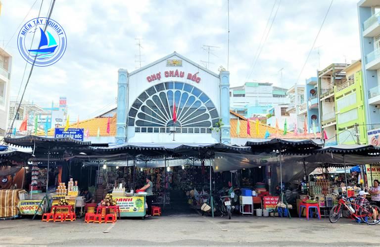 Chợ Châu Đốc là điểm dừng chân phổ biến khi đi tour miền Tây 1 ngày ở An Giang