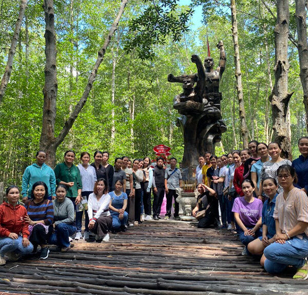 Dâng hương tượng đài đặc công