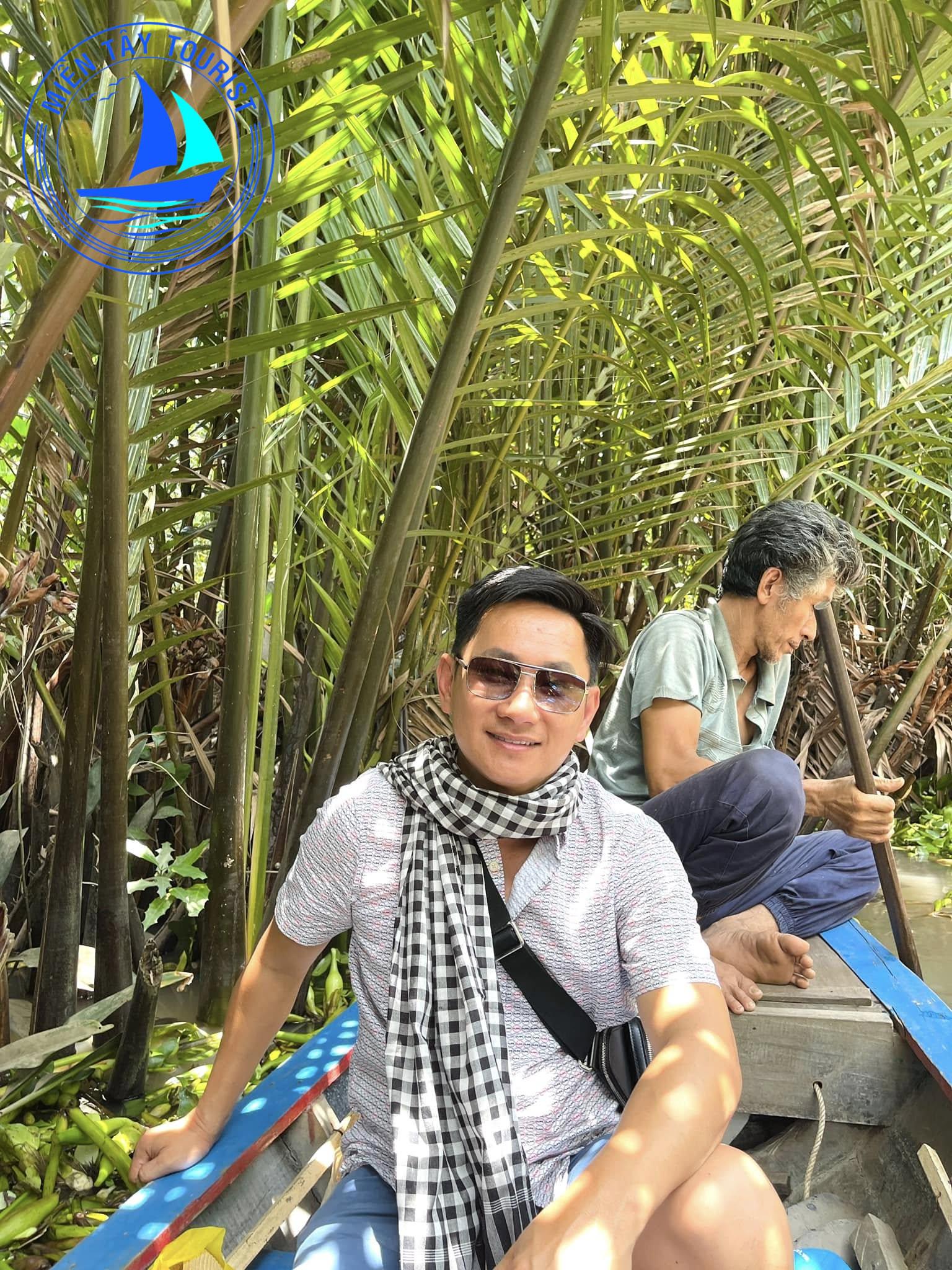 trải nghiệm chèo xuồng ba lá trong tour miền Tây 3N2Đ