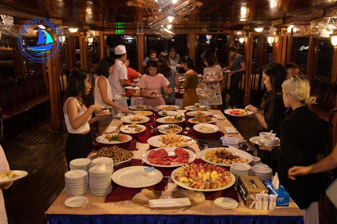 75372 an buffet tren du thuyen song sai gon 670x446 1