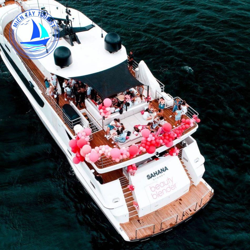 sinh nhat tren du thuyen 4 e1627632134305